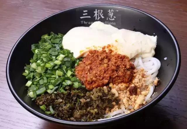 姑父的早餐店仅依赖这八款秘制米线配方，日接待量高达800人次