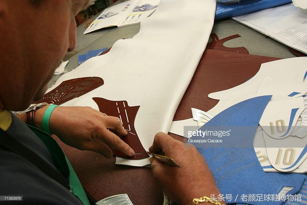 全是套路，塑料毛线组装在一起卖2000，解密足球鞋生产成本的秘密