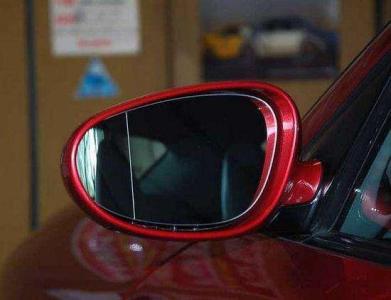 农民小哥刚提新车，发现后视镜有“裂痕”，4S店却笑他“土老帽”