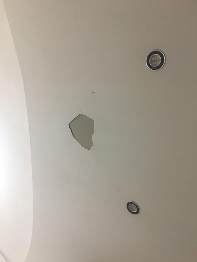 石膏吊顶掉了一块怎么修补,石膏吊顶破了一个大洞怎么修复呢