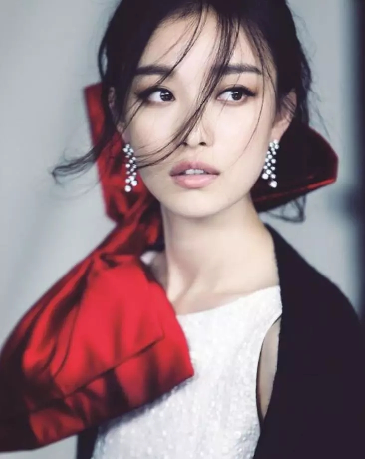 脸型偏肉感的女人穿衣风格,长脸型女生怎么穿衣服好看