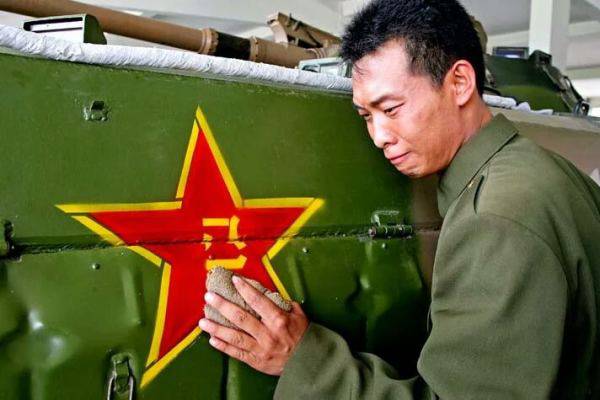 从一个跑龙套到大明星的电影,红海行动为什么挑中张译过人之处