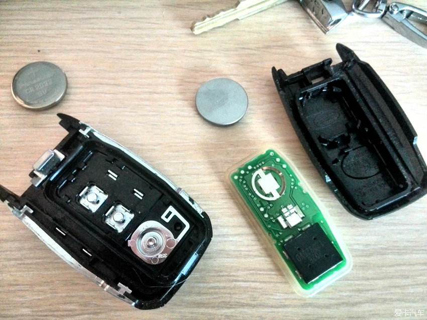 汽车智能钥匙没电了，我们怎么做才能打开车门、启动发动机？