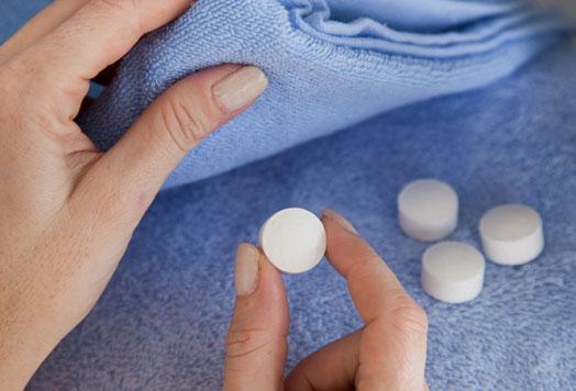 衣柜里放樟脑丸能否防止蟑螂进入,樟脑丸放在箱子里面为什么会消失