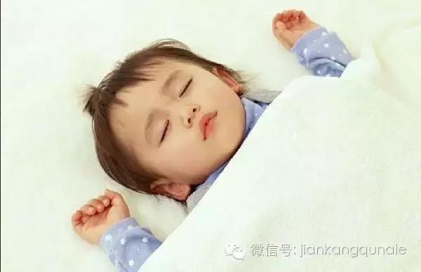 小孩睡觉忽然颤抖是什么原因,孩子晚上睡觉颤抖是什么原因