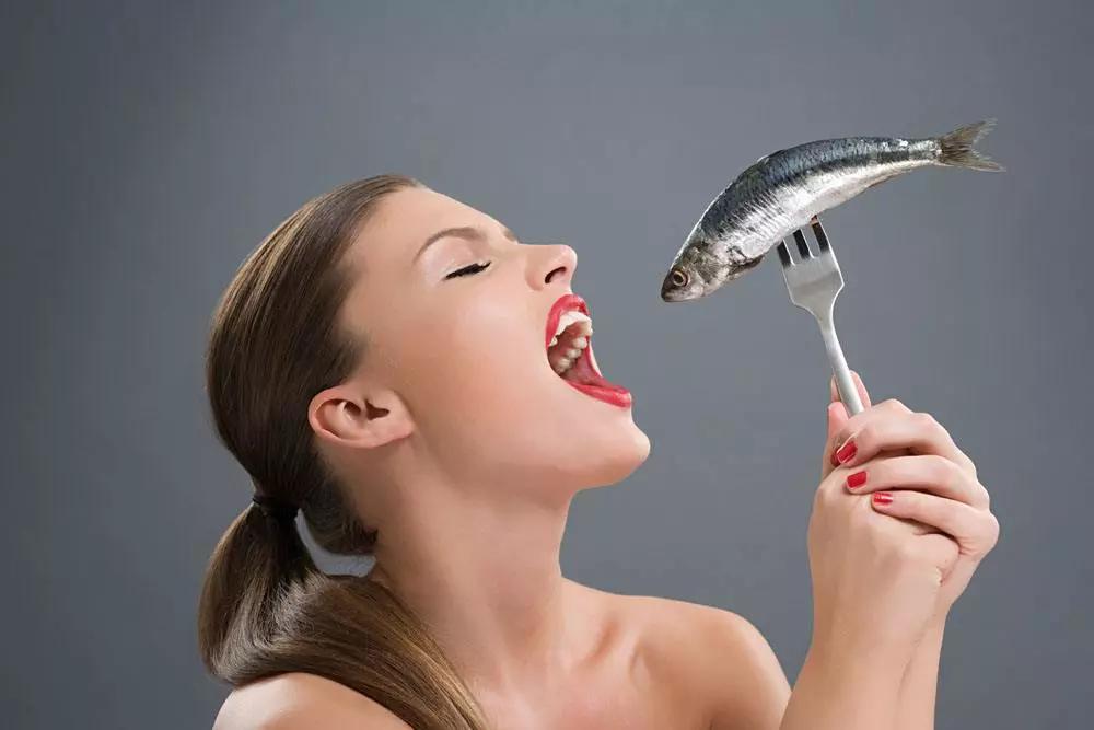 鱼刺卡喉咙，你还在喝醋吞饭？90%的人都在用错误办法自救！