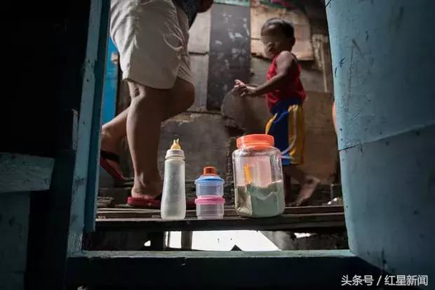 奶粉与母乳一样好？菲律宾贫困区妈妈们信了节食也要给娃买奶粉