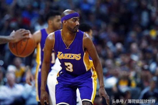 恩比德对阵篮网砍下26分,恩比德70分18篮板76人