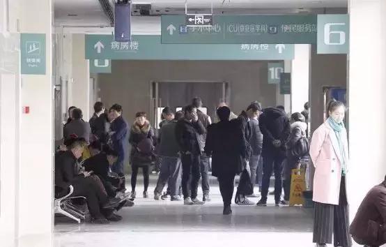 阜阳发热门诊爆满,阜阳六院2楼门诊