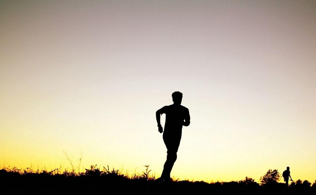 跑步要怎么呼吸才不会气喘,跑步速度一快就岔气怎么回事