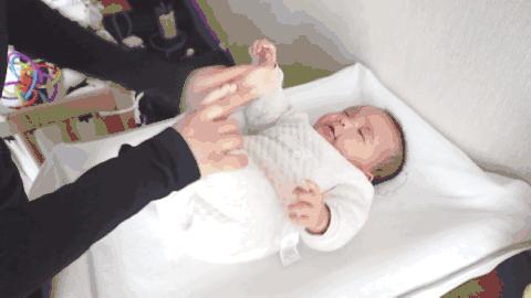 宝宝晚上胀气乱动可以安抚么,宝宝夜里胀气肚子疼