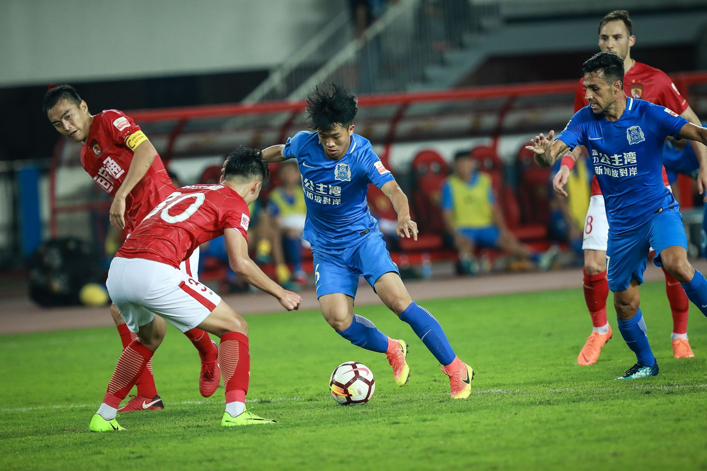 为读985放弃恒大，如今他是学历最高的现役中超球员