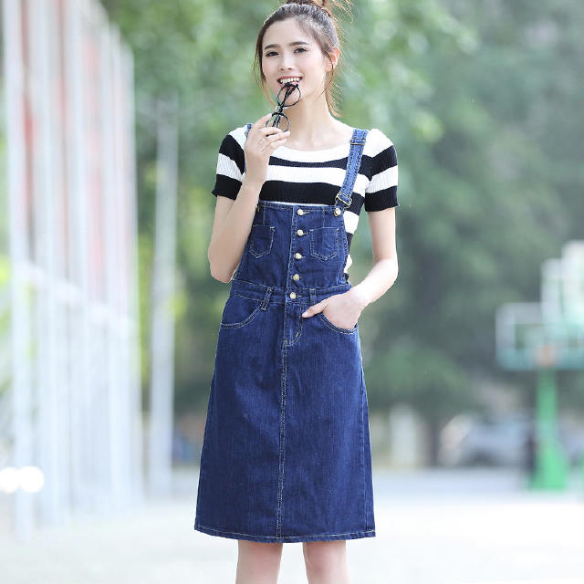小个子背带裙搭配夏,黑色背带裙裤搭配条纹t恤