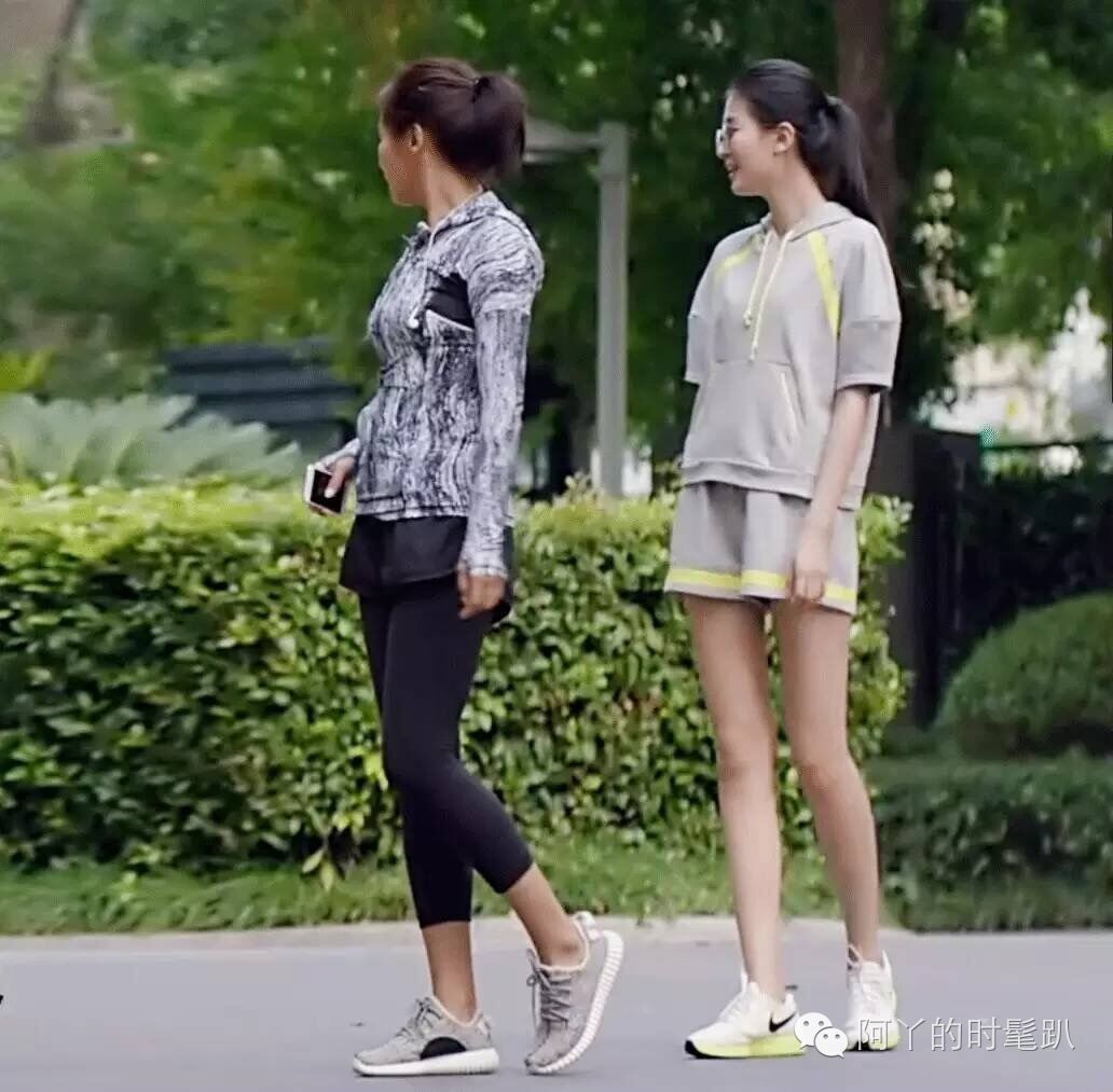 比起她的“黑白灰”，我更爱安迪帅爆了的跑步行头