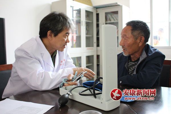 部队春节走访慰问贫困户巡诊送药,解放军军医为灾区群众检查送药