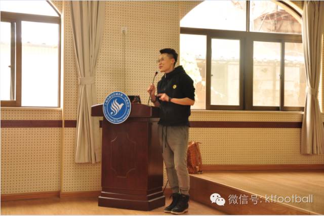 青少年足球进校园,足球比赛小学生入场