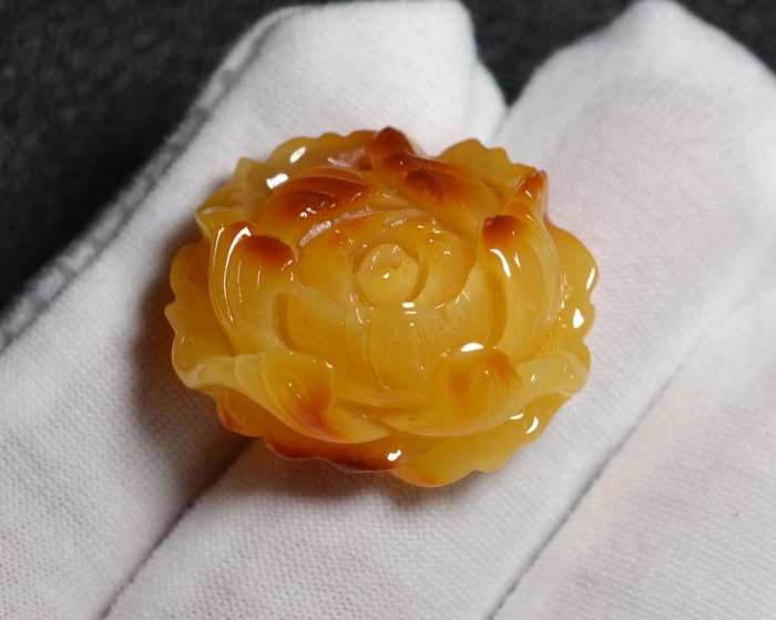 如何挑选蜜蜡的正确方法,挑选蜜蜡用什么油