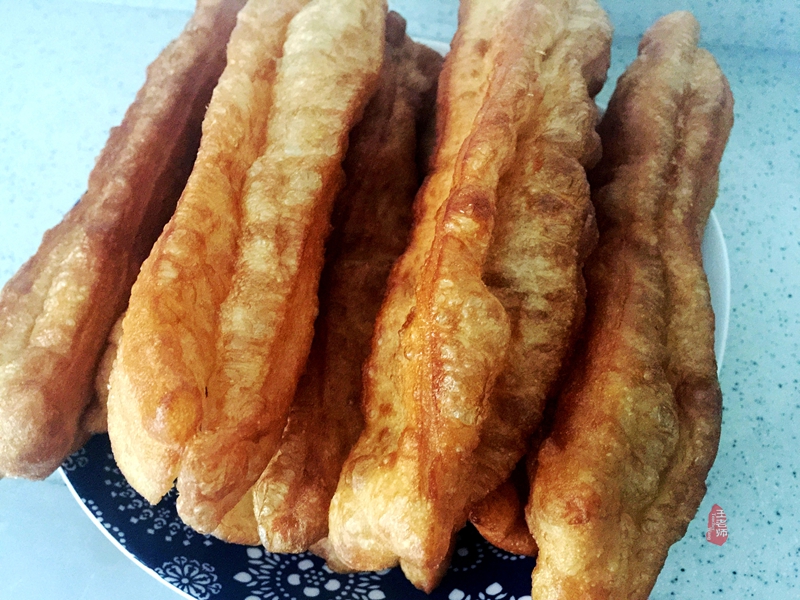 怎么炸牛奶油条又软又好吃,奶香小油条怎么炸出来又软又蓬松