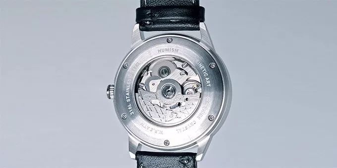 极简设计的思想与深度,流动的时间钟表绘画