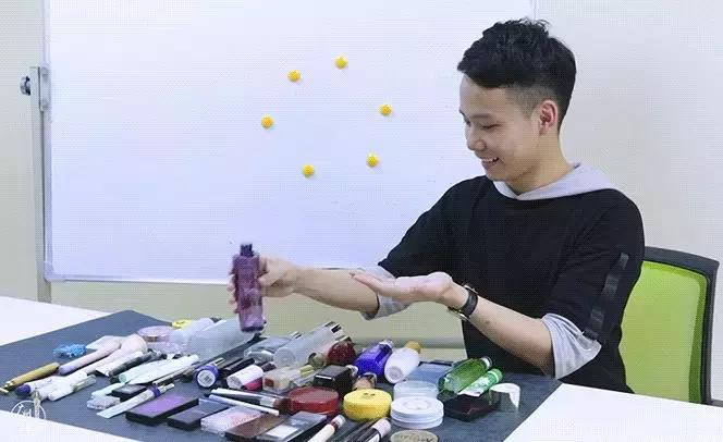 我们让4个直男猜化妆品，女生们哭晕在厕所！哈哈哈哈...