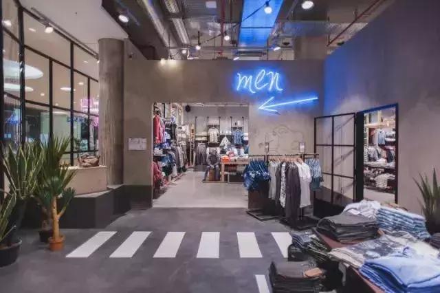 在电商的冲击下实体店该如何生存,实体店真的被电商击垮了吗