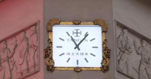 重庆解放碑附近劳力士手表店铺,解放碑上面的劳力士标志