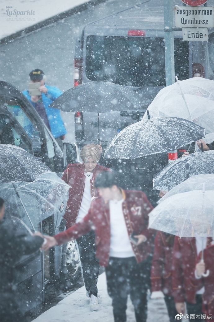 鹿晗维也纳晒照雪中,鹿晗雪中撑伞漫步完整版