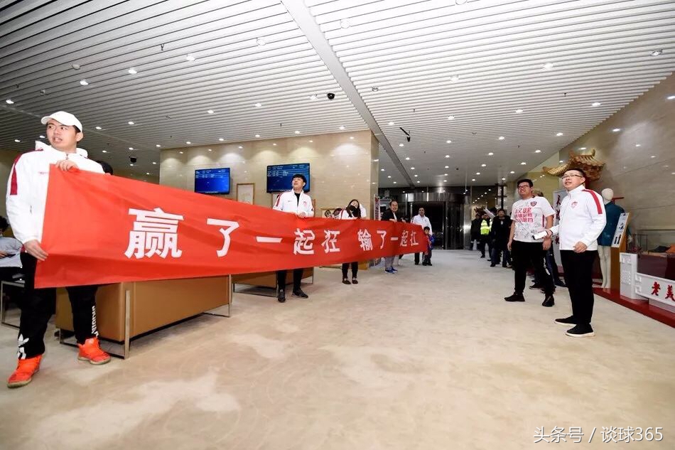 无关输赢！球迷冒雪接机，感动权健将帅，振奋精神再起航！