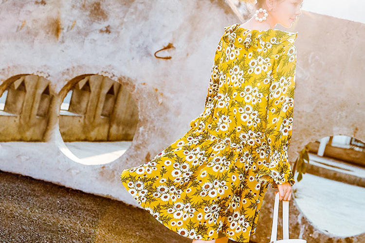 清新连衣裙英文,浪漫荷叶边美裙摇曳出万种风情