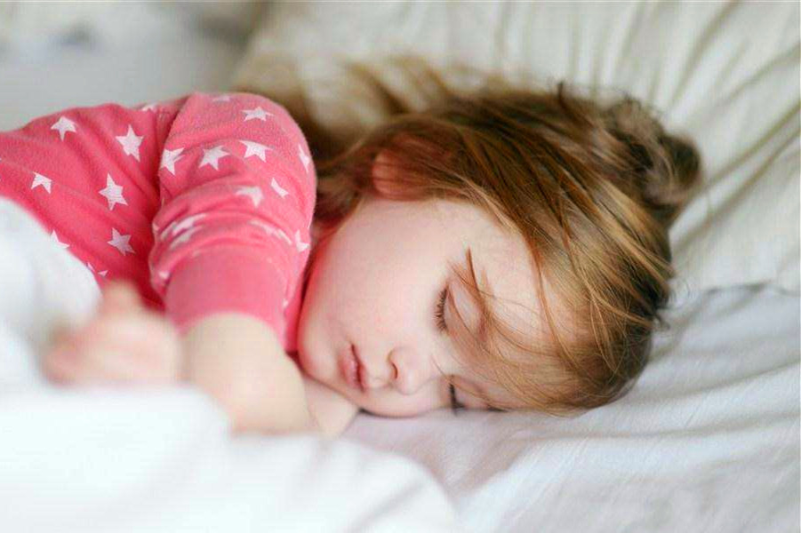 宝宝半夜饿醒了需要喂奶吗,宝宝醒了就喂奶还是饿了喂