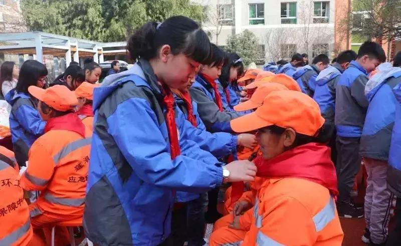 新城学子的这个举动，引来社会各界齐点赞！