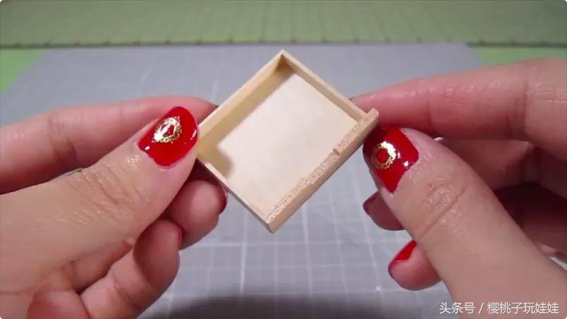 娃娃家床头柜diy自制,手工制作床给芭比娃娃的