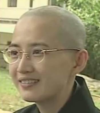 比贾静雯更红！却因*规则潜**被迫出家做了尼姑，今为年迈父母还俗捞金