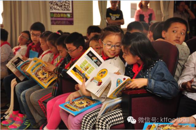 足球比赛小学生入场,少年足球开赛