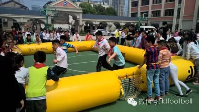 青少年足球进校园,足球比赛小学生入场