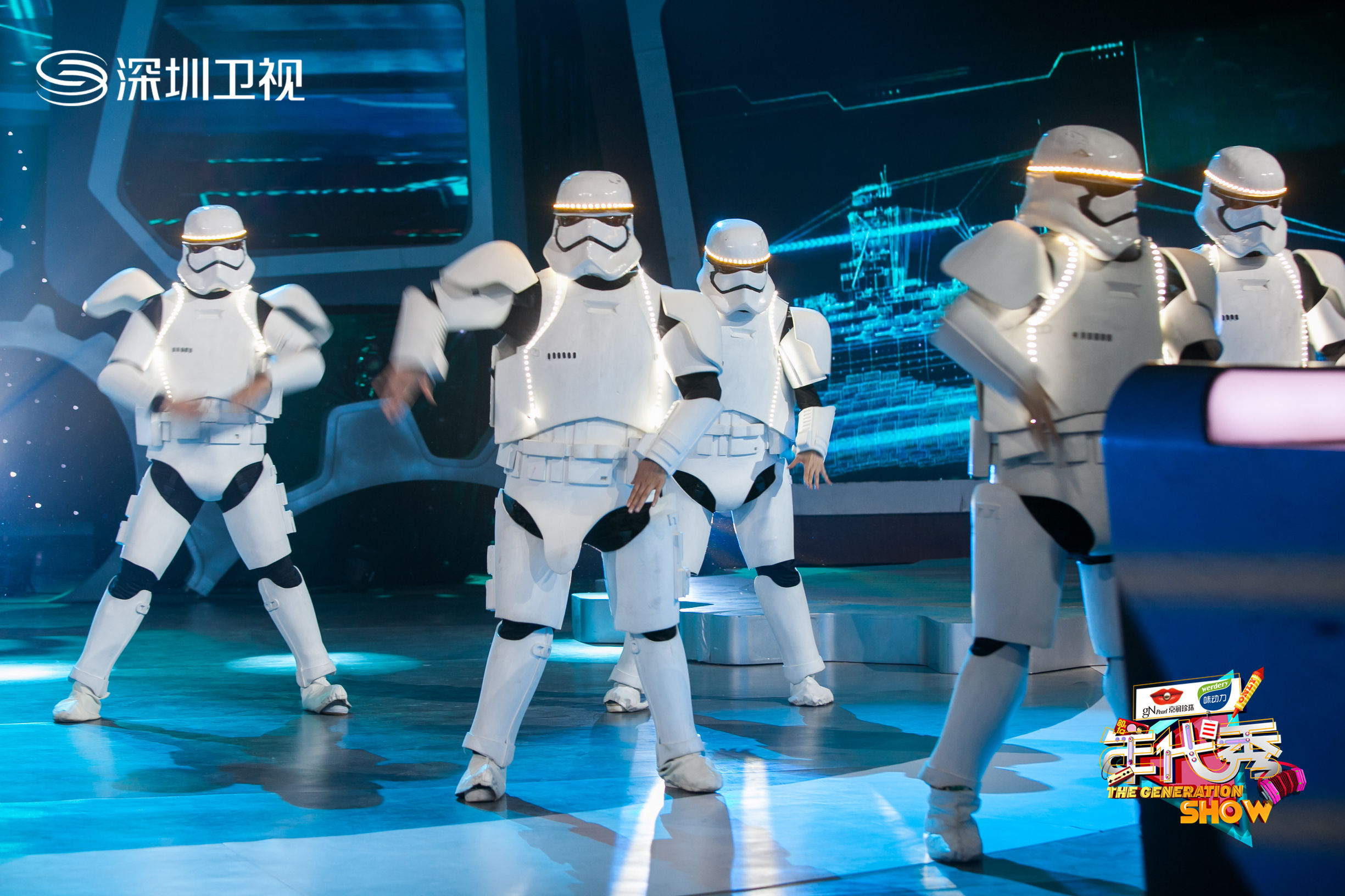 《年代秀》酷炫科技“回到未来”网红机器僧贤二呆萌亮相