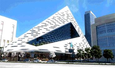 这个人在纽约最贵的地方，为穷人建了座金字塔