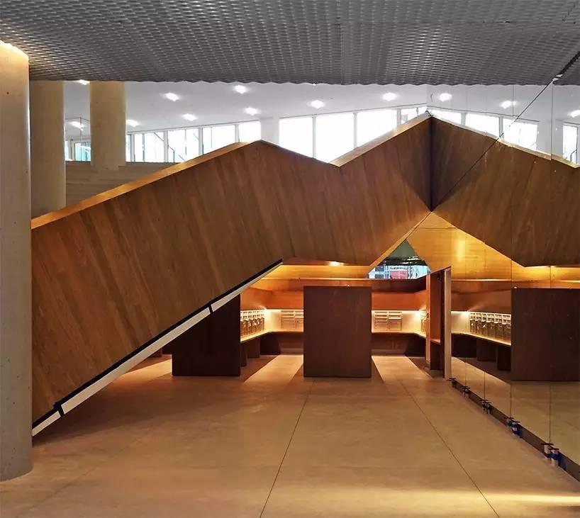 这个人在纽约最贵的地方，为穷人建了座金字塔