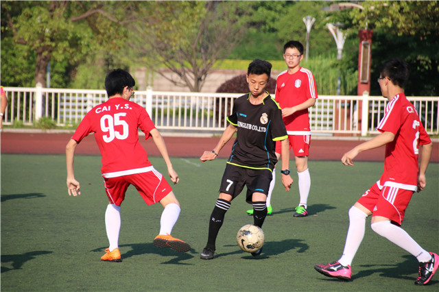 省锡中“巅峰足球联赛”完美落下帷幕