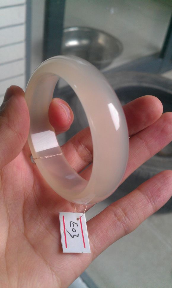 女人是水做的,玉石也会缺水快看看你戴着的女人吧!藏友必看!