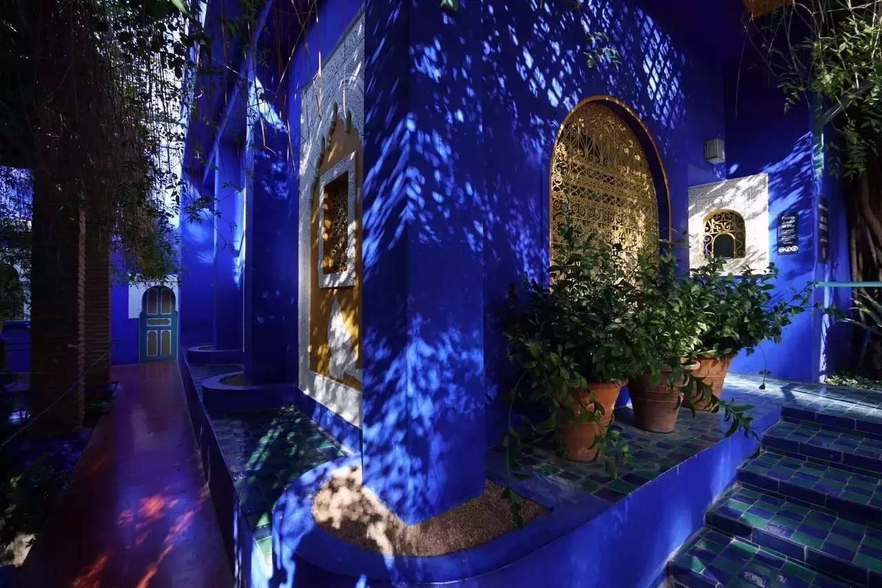 摩洛哥蓝是孔雀蓝吗,有一种蓝叫巴黎蓝