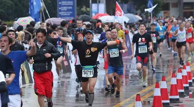 业余选手跑马拉松需要穿竞速鞋吗,业余跑者可以穿钉鞋