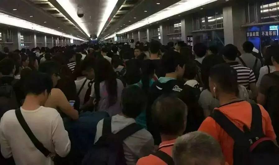 水客*警袭**？民警大喊救命！福田口岸昨晚闹翻天了……