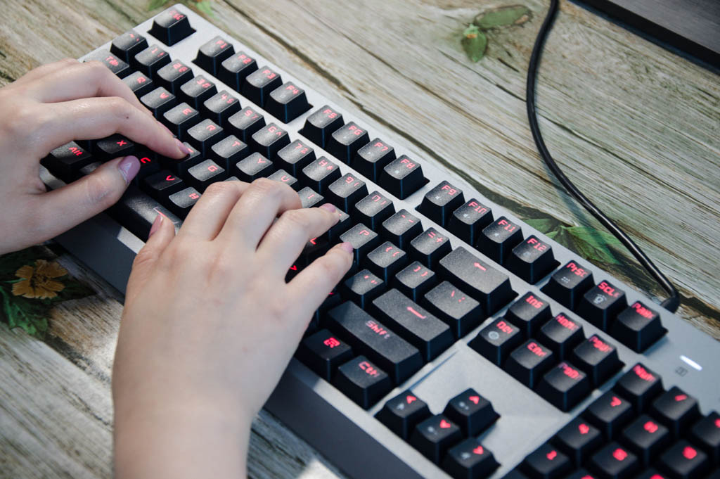 入门黑轴红轴机械键盘,机械键盘可能正在毁掉你的手腕