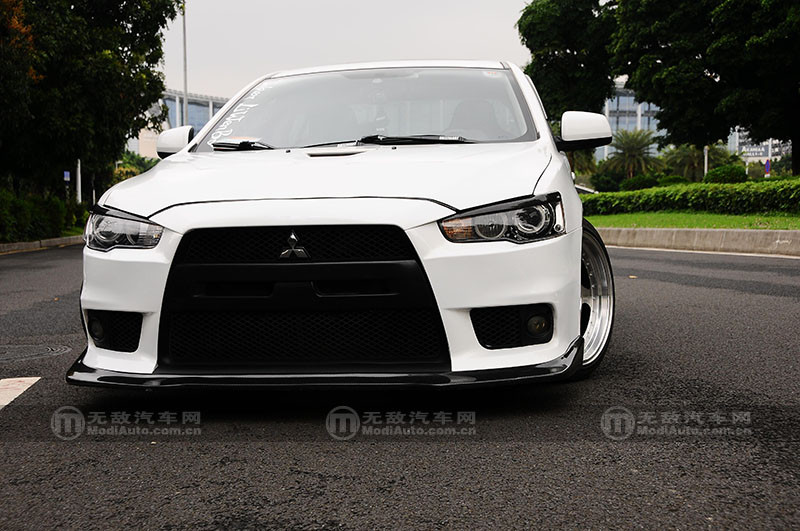 穿梭于繁华都市演绎着专属的姿态翼神