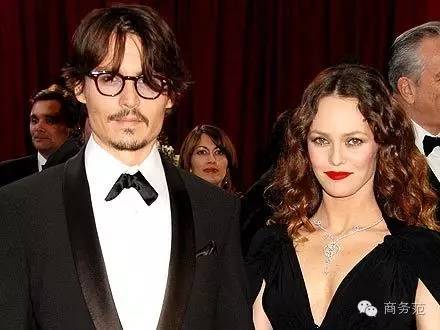 德普和艾梅柏离婚分了多少钱,德普首谈离婚完整视频