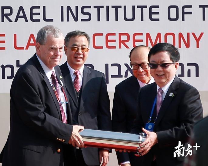 李嘉诚怎么从草根逆袭成首富的,李嘉诚退休前的秘诀