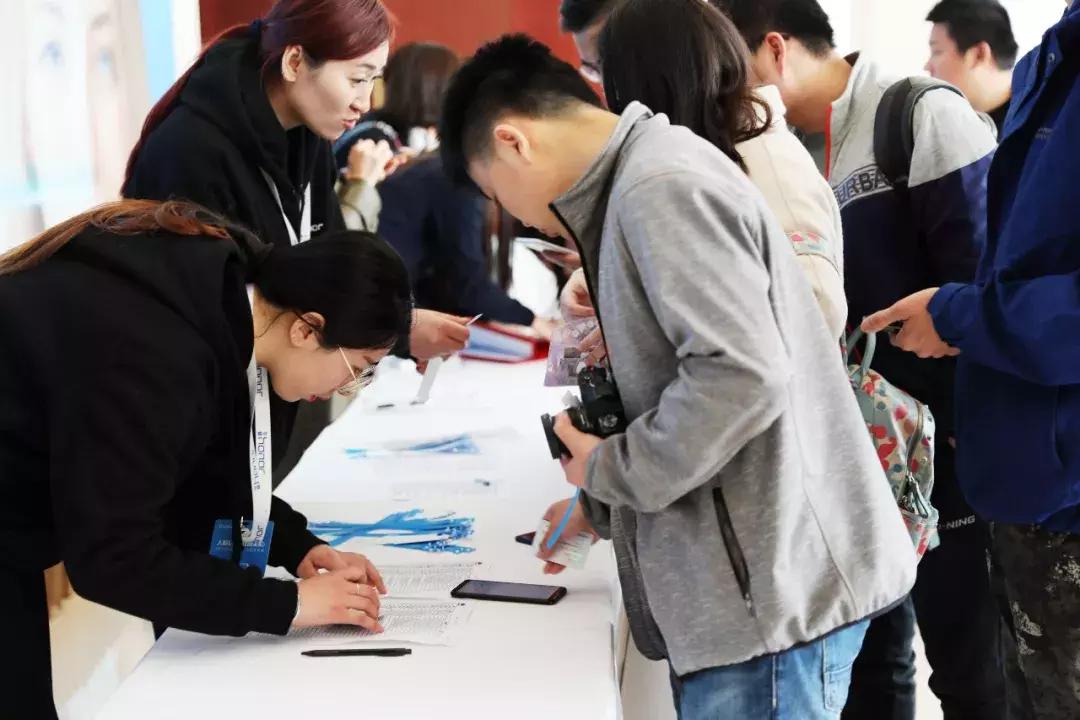 899元起，荣耀畅玩7C北京发布！千元机也有人脸识别、双摄美拍！