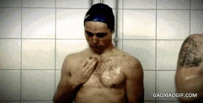 关于肥皂的简短搞笑段子,搞笑视频原来肥皂是这么难捡的