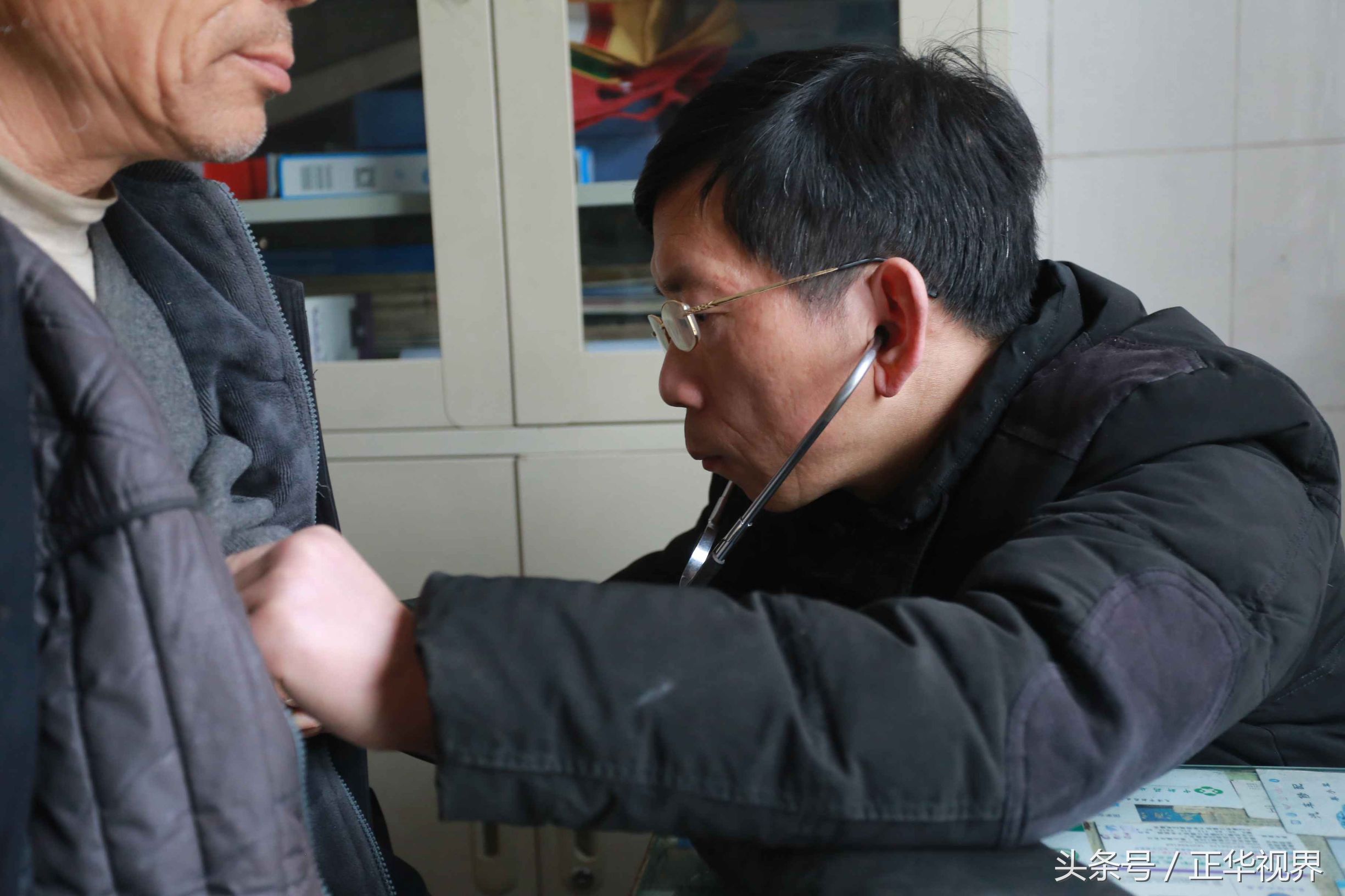 72岁老中医与残儿坚守乡村诊所,河南71岁老中医最新消息